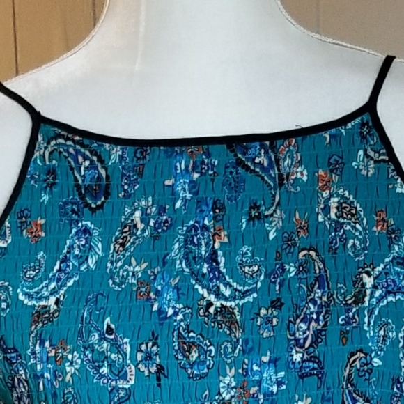 Beautiful spaghetti strap crop top - Picture 3 of 5